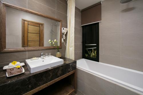 Executive Deluxe Studio with Bathtub and Kitchen image 7