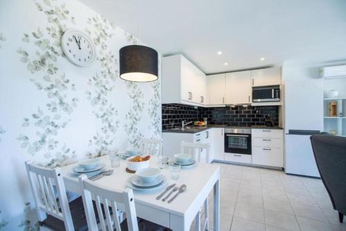 Charmante Villa mit 3 Schlafzimmer und Blick zum Meer in Santa Bárbara De Nexe