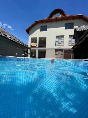 Úszómedence, Панська Садиба in Mykulychyn