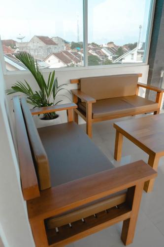 Shared lounge/TV area, Ninap hostel in Glagah