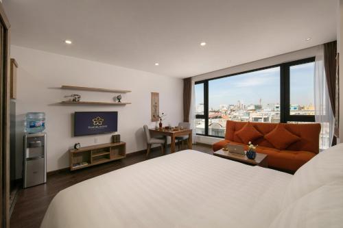 Luxury Suite Studio with Bathtub, Kitchen and Balcony with Quiet Street View image 3