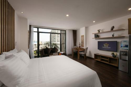 Luxury Suite Studio with Bathtub, Kitchen and Balcony with Quiet Street View image 1