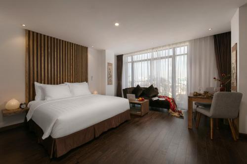 Luxury Suite Studio with Bathtub, Kitchen and Balcony with Quiet Street View image 9