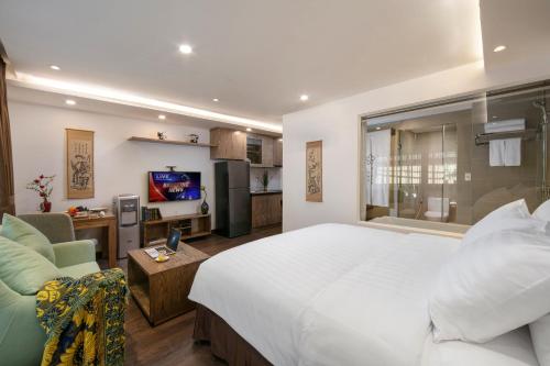 Luxury Suite Studio with Bathtub, Kitchen and Balcony with Quiet Street View image 2