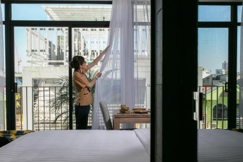 Luxury Suite Studio with Bathtub, Kitchen and Balcony with Quiet Street View image 4