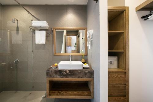 Luxury Suite Studio with Bathtub, Kitchen and Balcony with Quiet Street View image 6
