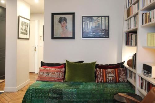 Cozy nest near the Marais - image 3