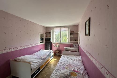 Spacious apartment with 2 balconies - image 11