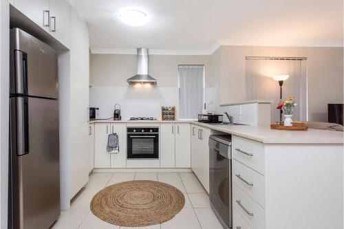 Konyha, 250 négyzetméteres, 3 hálószobás Ház 2 fürdőszobával Maddington területén (Serene Oasis - 3 Bedroom Getaway) in Maddington