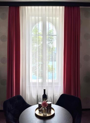 One-Bedroom Apartment with Lake View image 7