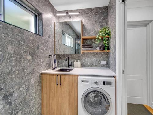 Comfort Cove - quiet luxury with full kitchen in ทูวอง