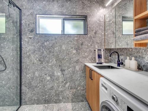 Comfort Cove - quiet luxury with full kitchen in ทูวอง