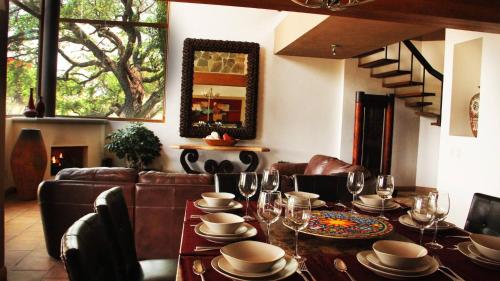 Restaurace, Serene Oasis in San Miguel de Allende 6-Bedroom Villa with Hot Tub in Mexiquito