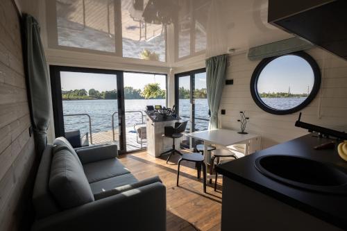 Svencele Boats laivai-namai kuriems nereikia laivavedžio teisių (Svencele Boats laivai-namai kuriems nereikia laivavedzio teisiu) in 普列庫萊