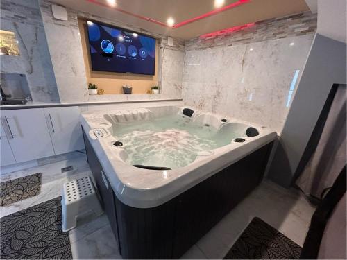 Spa Jacuzzi Moon White chambre d'hôte Le Thillay