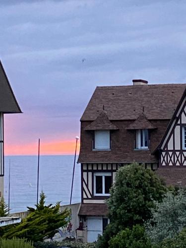 Вид, Appartement 65m2 avec balcon vues partielles mer à 150m de la plage et centre, wifi et parking privé (Appartement 5 personnes 65m2 avec balcon, vues partielles mer, 150m de la plage et centre, wifi et p) in Блонвіль-Сюр-Мер