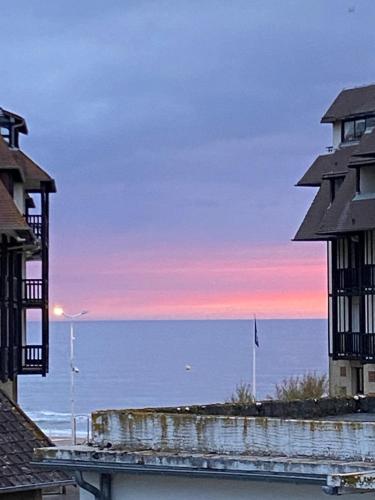 Вид, Appartement 65m2 avec balcon vues partielles mer à 150m de la plage et centre, wifi et parking privé (Appartement 5 personnes 65m2 avec balcon, vues partielles mer, 150m de la plage et centre, wifi et p) in Блонвіль-Сюр-Мер