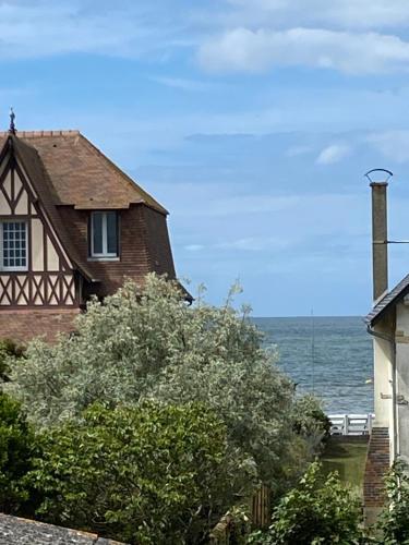 Вид, Appartement 65m2 avec balcon vues partielles mer à 150m de la plage et centre, wifi et parking privé (Appartement 5 personnes 65m2 avec balcon, vues partielles mer, 150m de la plage et centre, wifi et p) in Блонвіль-Сюр-Мер