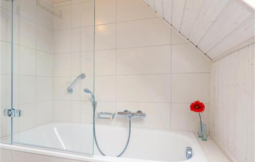 Baño, Awesome Home In Ostseeresort Olpenitz With Sauna in Olpenitz
