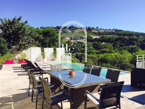 Four-Bedroom Holiday Home room in Villa Mont des Oiseaux Piscine Chauffée Clim Vue Mer By HC