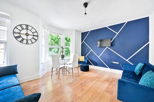 2-Bed, Sleeps 8 in Leyton E10, Near Stratford