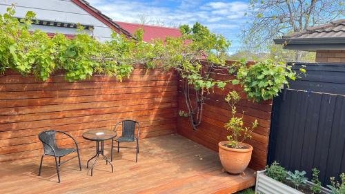 Cozy 2BR Unit Near Beach and Shops in Mentone