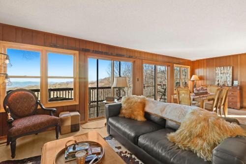 102 Arrow Wood Rd by Carolina Stays in Beech Mountain, USA