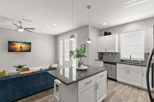 Konyha, NEW! Canopy Cabana - Luxury Downtown Apartment in Safety Harbor