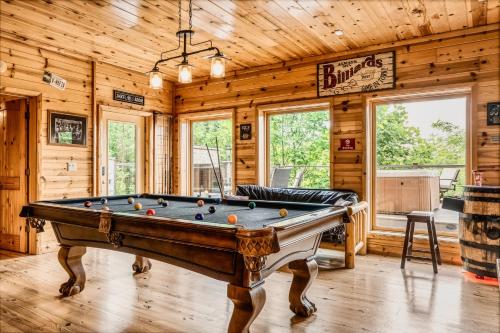 Enclave - 5 Suites - Private Outdoor Pool - Arcade - Fire Table - Outdoor Kitchen - Hot Tub, Pigeon Forge (photo 5)