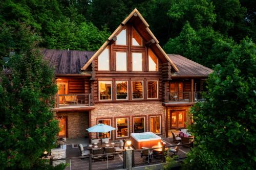 Enclave - 5 Suites - Private Outdoor Pool - Arcade - Fire Table - Outdoor Kitchen - Hot Tub, Pigeon Forge (photo 10)