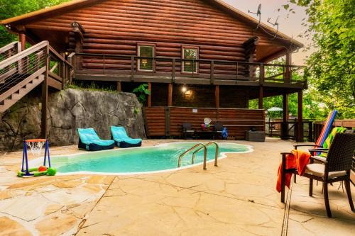 Enclave - 5 Suites - Private Outdoor Pool - Arcade - Fire Table - Outdoor Kitchen - Hot Tub, Pigeon Forge (photo 2)