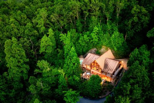 Enclave - 5 Suites - Private Outdoor Pool - Arcade - Fire Table - Outdoor Kitchen - Hot Tub, Pigeon Forge (photo 6)