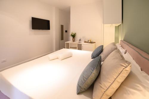 Deluxe Double or Twin Room image 6