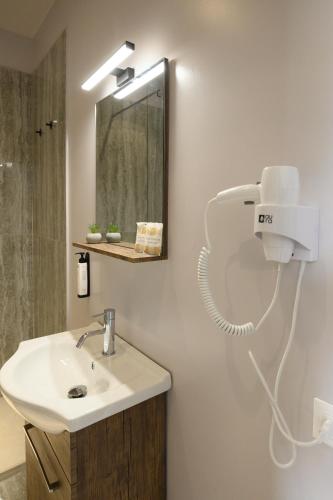 Deluxe Double or Twin Room image 2