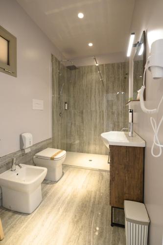 Deluxe Double or Twin Room image 4