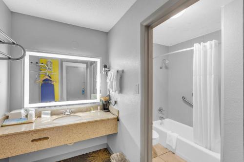 Days Inn I81 king room - image 13