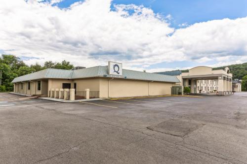 371A Days Inn I81 double ded room in Roanoke, USA