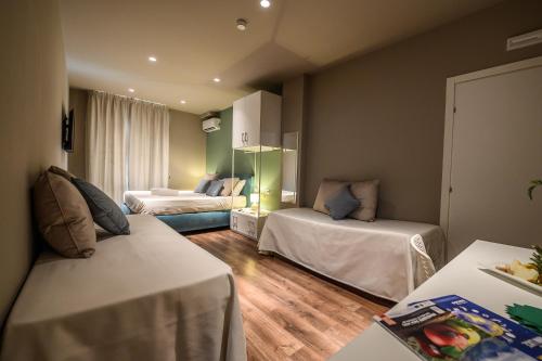 Deluxe Quadruple Room image 5