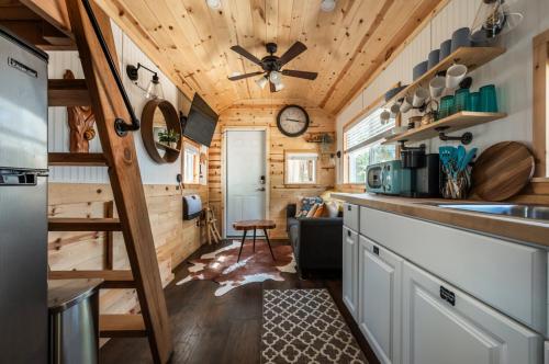 Mr Escape Views, Yard, and BBQ in Woodland Park, USA