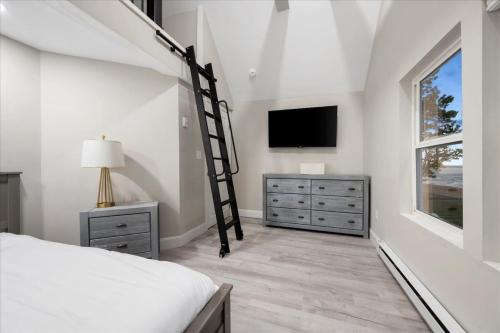 Park- Entire Home Sleeps 21 in Sylvan Beach, USA