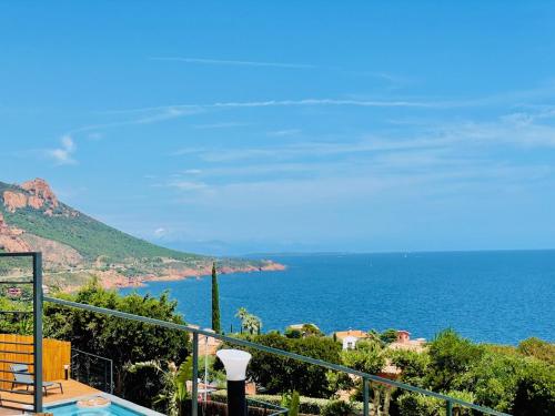 Superbe vue mer et Esterel, Villa Neuve pour 8-10 Personnes, Clim, Piscine in Antheor