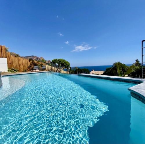Superbe vue mer et Esterel, Villa Neuve pour 8-10 Personnes, Clim, Piscine in Antheor