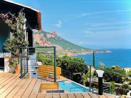 Superbe vue mer et Esterel, Villa Neuve pour 8-10 Personnes, Clim, Piscine in Antheor