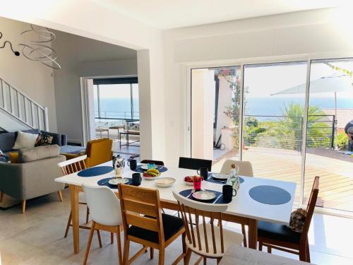 Superbe vue mer et Esterel, Villa Neuve pour 8-10 Personnes, Clim, Piscine in Antheor