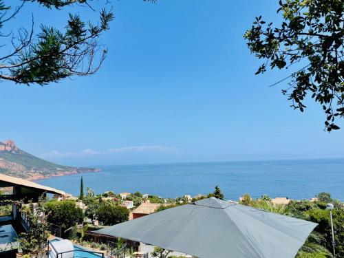 Superbe vue mer et Esterel, Villa Neuve pour 8-10 Personnes, Clim, Piscine in Antheor