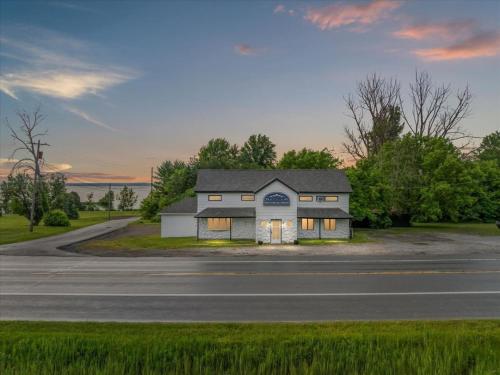 Whitewater The Genoa on Oneida Lake Sleeps 8 in Canastota, USA