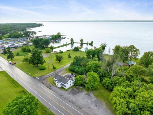 Whitewaters-Main plus Genoa on Oneida Lake - Sleeps 19 in Canastota, USA