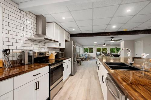 Whitewaters-Main plus Genoa on Oneida Lake - Sleeps 19 in Canastota, USA