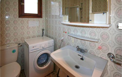 Amazing home in Calp w/ WiFi and 3 Bedrooms - image 10