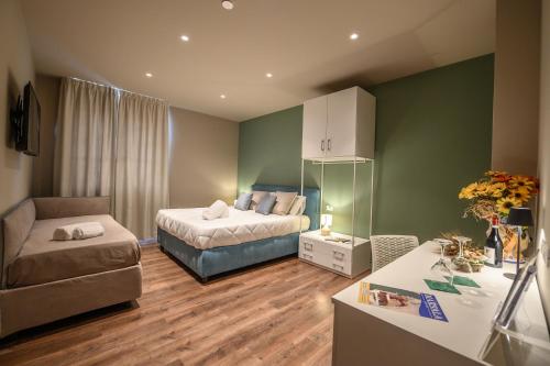 Deluxe Triple Room image 7